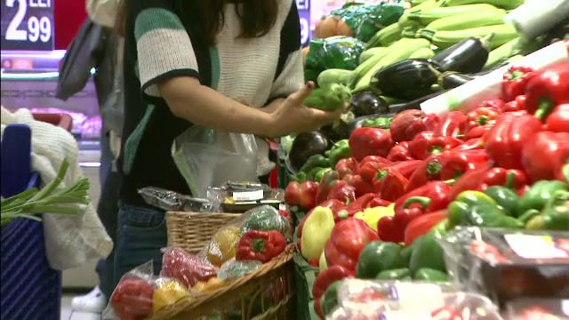 Legea care ar putea obliga magazinele ca 51% din produse sa fie romanesti ii nemultumeste pe comercianti. Ce motive invoca