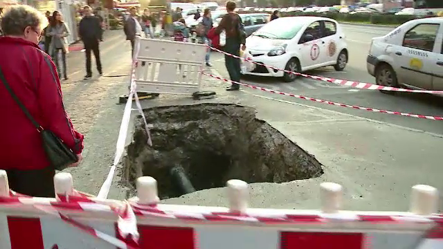 Un nevazator din Cluj a cazut intr-o groapa de 2 metri, sapata de o firma de gaz. Explicatia companiei: "Era semnalizata"