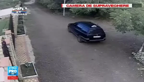 Ce au facut doi tineri dupa ce au vazut ca un taxi are geamul deschis. Au fost filmati de o camera de supraveghere.