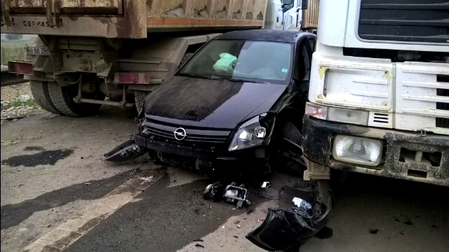 Sofer devenit cascador fara voie. Cum a ramas cu masina suspendata intre doua basculante, pe autostrada