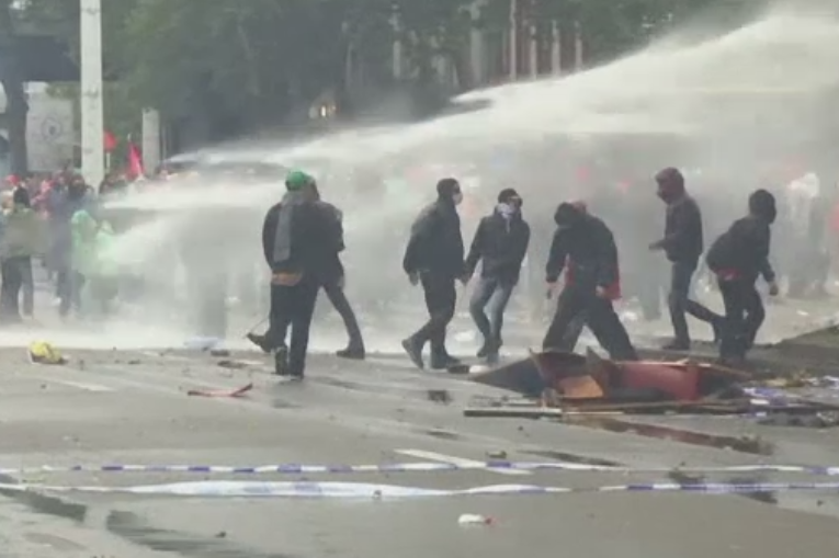 Protest violent la Bruxelles. Anarhistii s-au luat la bataie cu politia, dupa un mars impotriva austeritatii