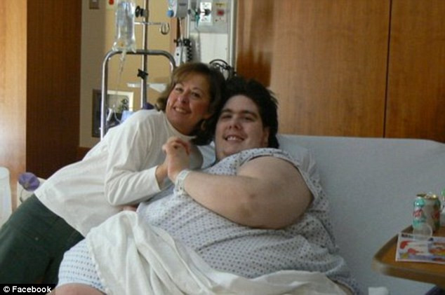 Are 360 de kilograme si a fost dat afara din spital dupa ce a comandat o pizza. Cum a ajuns sa locuiasca in masina tatalui