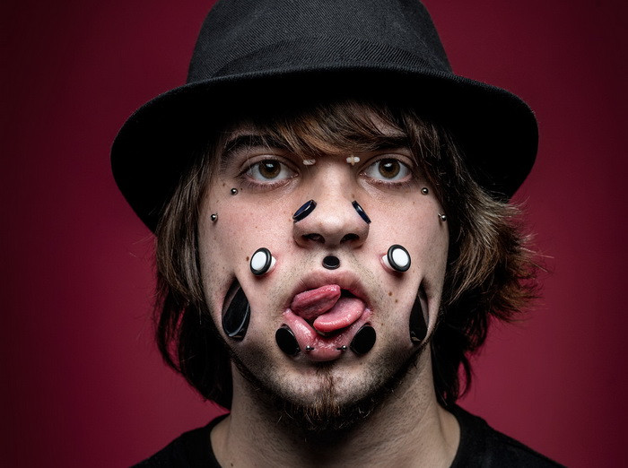 Recordul neobisnuit detinut de un german. Are 11 "flesh tunnels" pe fata, inclusiv in nas si buze. VIDEO