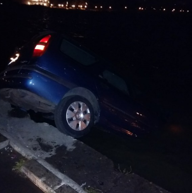 Doi tineri au ajuns cu masina intr-un lac din Constanta, noaptea trecuta. Ce s-a intamplat in parcarea in care se aflau