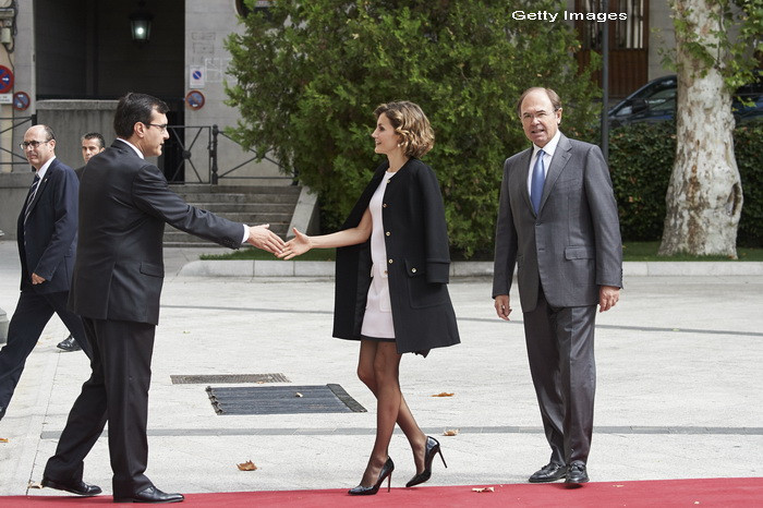 Tinuta reginei Letizia, comentata de toata presa internationala. A fost rochia prea scurta pentru o aparitie publica?