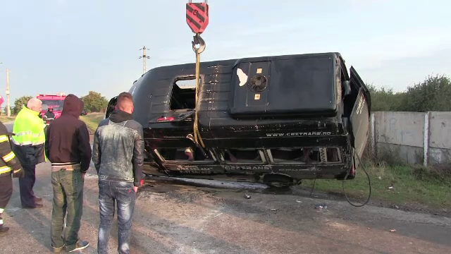 Un mort si cinci raniti, in Suceava, dupa ce un microbuz a fost spulberat de o betoniera. Care dintre soferi a gresit