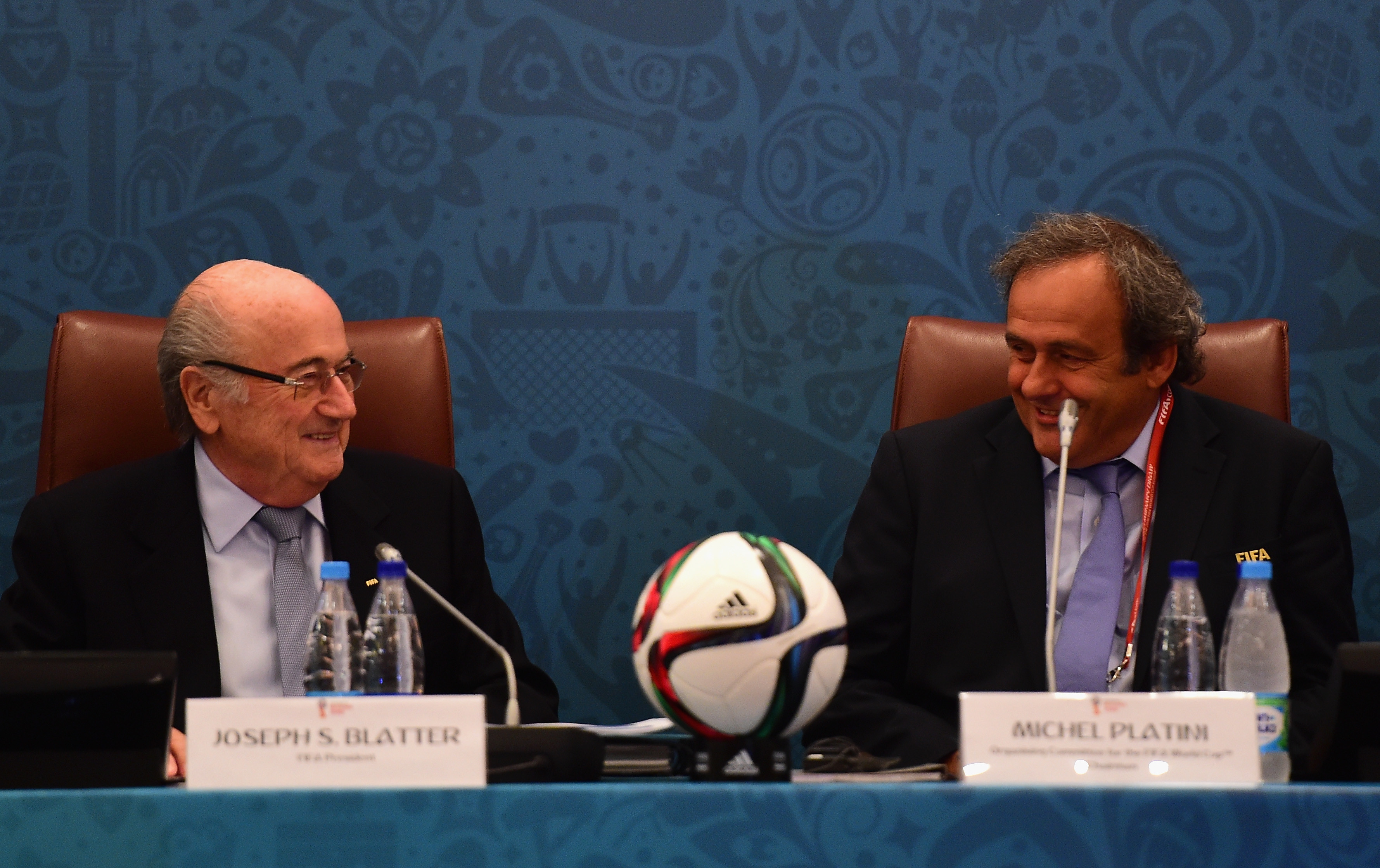 FIFA: Blatter si Platini, suspendati 8 ani din toate activitatile legate de fotbal, pentru ca au "abuzat" de pozitia lor