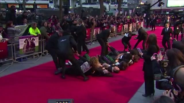 Protest la premiera noului film in care joaca Meryl Streep. Motivul pentru care cateva femei au aruncat cu fumigene