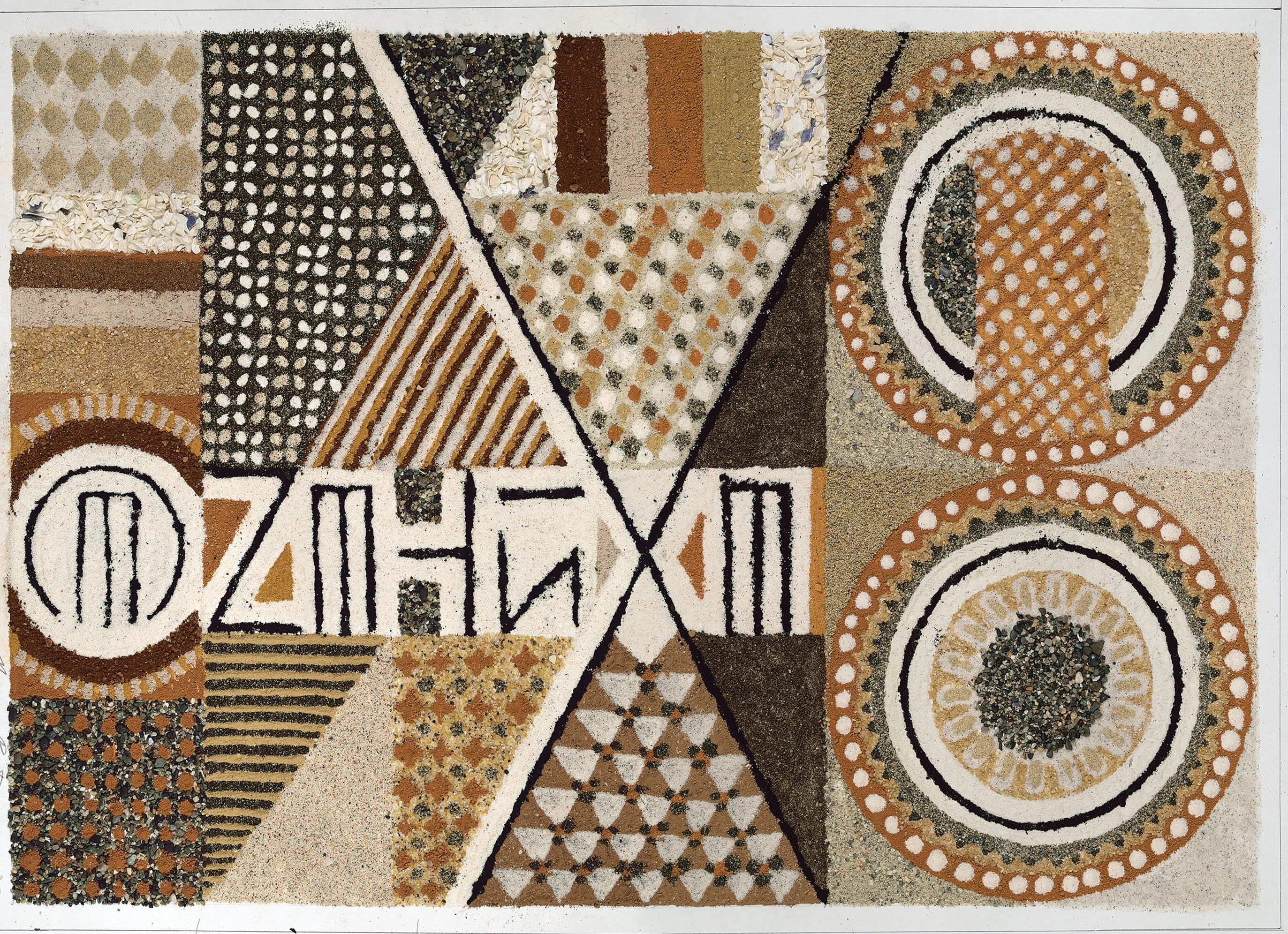 A strans nisip si pamant din toate colturile lumii. Toata lumea o admira pentru ce a facut apoi cu ce a adunat