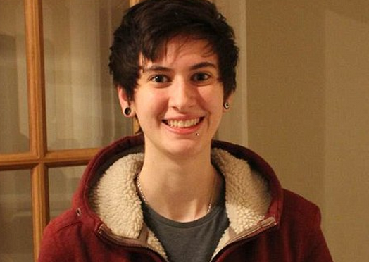 S-a fotografiat zi de zi, timp de 3 ani. Transformarea prin care a trecut acest transsexual dupa ce a decis sa devina barbat