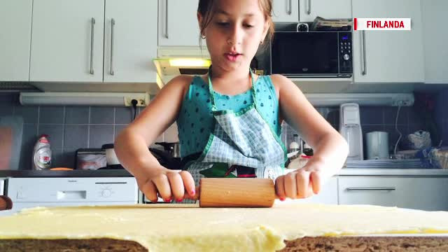 Tara in care nu treci clasa daca nu stii sa inoti. Cum se adapteaza romanii: "Aici e normal sa lasi copiii singuri acasa"