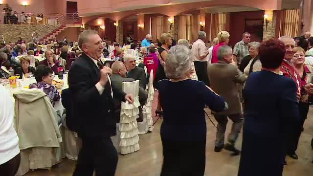 Dansul nu are varsta. Peste 2.000 de pensionari din Targu Mures s-au distrat la un bal, intr-un restaurant