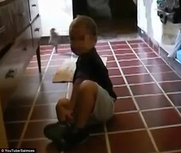 Si-a filmat copilul in timp ce se juca in bucatarie. A decis sa faca imaginile publice cand a vazut detaliul din clip. VIDEO