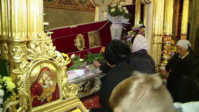 Sute de pelerini stau la coada la moastele Sfinta Parascheva. "Trebuie sa te sacrifici un pic. Asa ne mantuim"