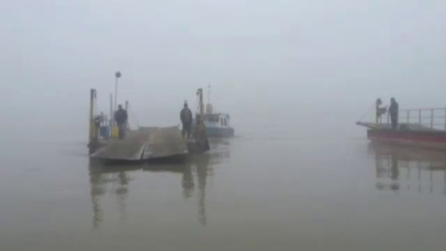 O salupa cu mai multi turisti s-a lovit de o nava de marfa, nesemnalizata, pe malul Dunarii. Doua persoane, grav ranite