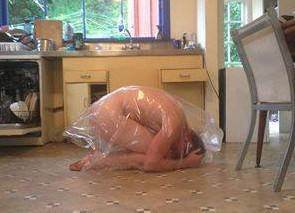 O moda bizara devine populara pe Facebook. De ce tot mai multi utilizatori se pozeaza in pozitia "gainii inghetate"