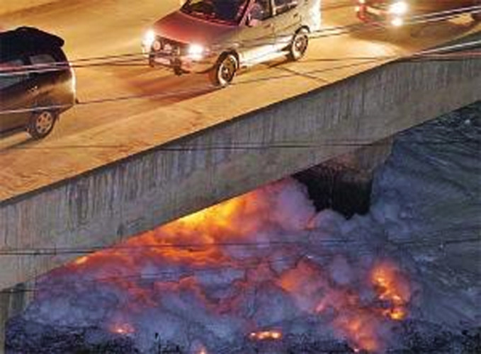 Lacul din India care ia foc din senin. Oamenii de stiinta spun ca si vaporii de apa ce se ridica din el sunt periculosi