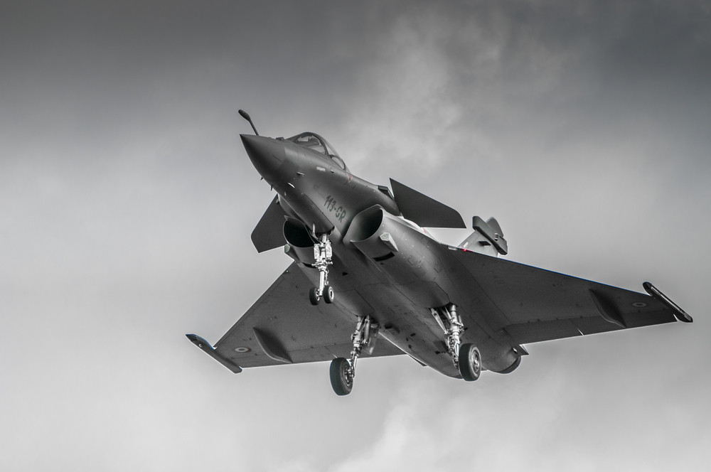 Al doilea bombardament al Frantei asupra Statului Islamic. Ministrul Apararii: "Rusia a lovit in proportie de 90% alte tinte"