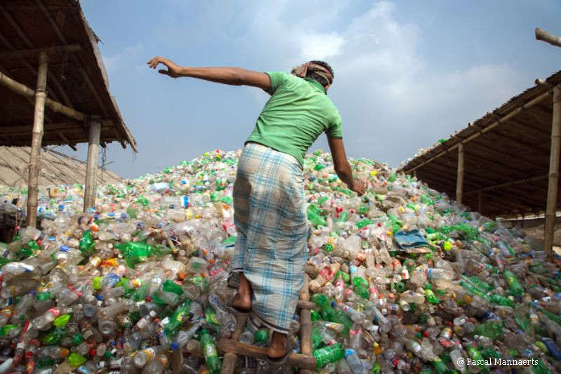 Cum arata viata intr-unul din cele mai poluate orase de pe glob. Oamenii traverseaza munti de gunoaie ca sa ajunga la munca