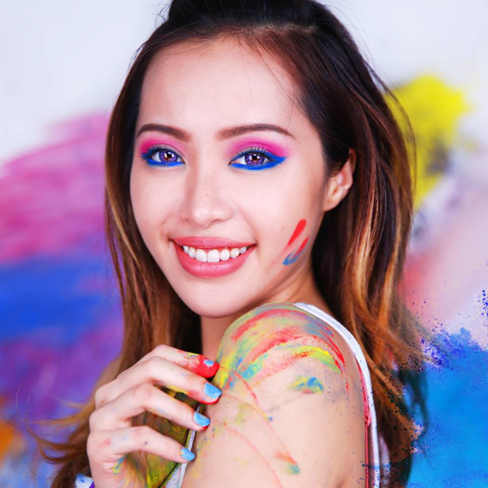 A creat o companie de 500 de milioane de dolari invatand femeile sa se machieze pe Youtube. Tutorialul care i-a adus succesul