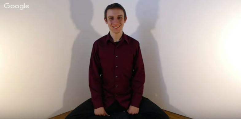 S-a filmat sute de ore zambind si a postat clipurile pe pagina sa de Youtube. Care este motivul pentru care face asta