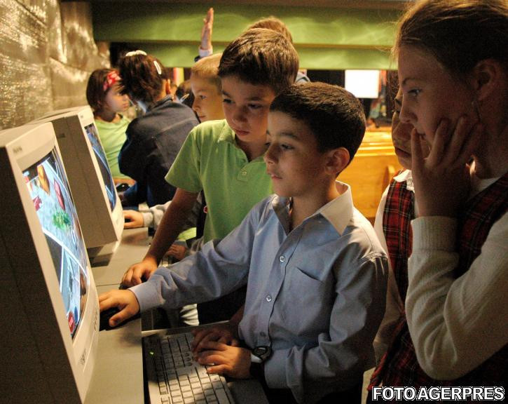 Satul din Romania in care copiii invata engleza pe internet. Motivul pentru care s-a ajuns la aceasta solutie