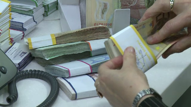 Doi bulgari, arestati la Ploiesti. Cei doi venisera special in Romania sa fure bani de pe carduri