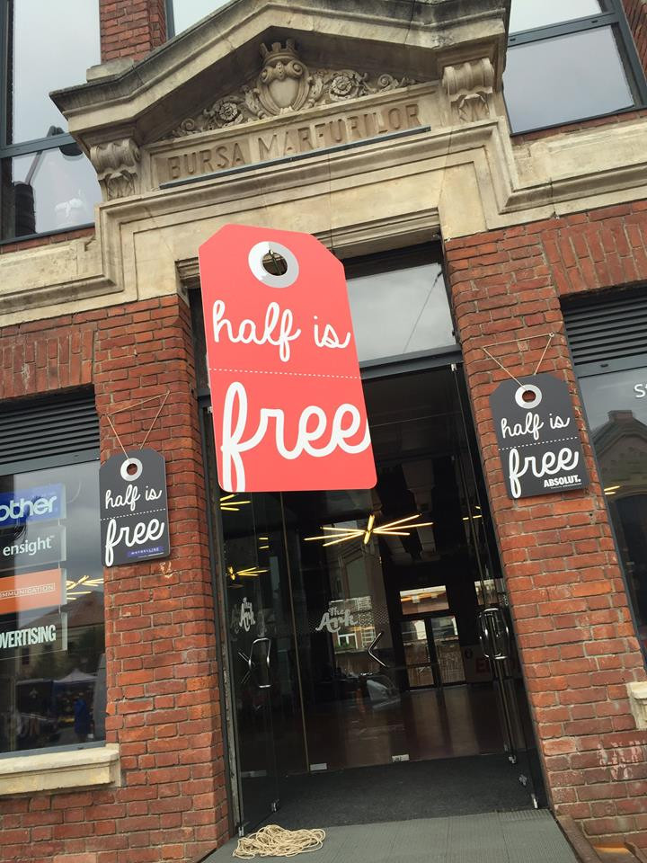 Incepe targul "Half is Free". Bijuterii si haine ale unor case de moda renumite, la jumatate de pret