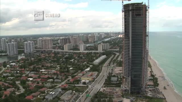 Oferta pentru bogatasii din Miami: apartament cu piscina proprie si lift special pentru masina. Cat costa cel mai ieftin