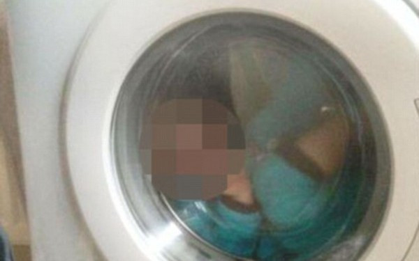 A bagat un copil de 2 ani in masina de spalat si a urcat imaginea pe Facebook. Ce s-a intamplat la scurt timp