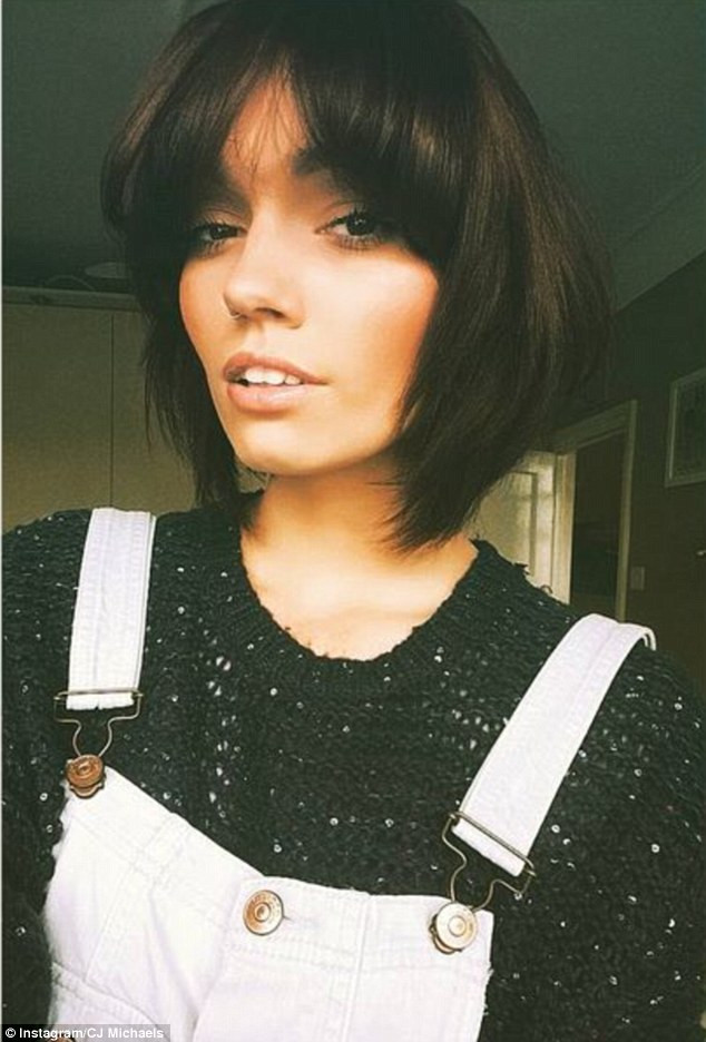 Adolescenta care isi face 200 de selfie-uri pe zi. Cate ore isi petrece in fiecare noapte ca sa isi editeze pozele