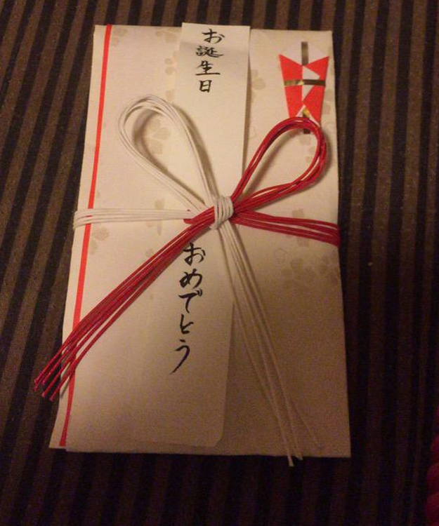 A crezut ca primeste actele unei noi masini. Dezamagirea traita de un tanar cand a vazut ce cadou i-au facut parintii