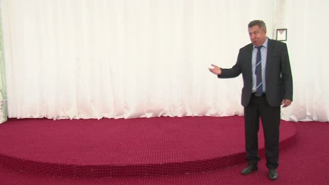 Ce fac unii primari de la sate atunci cand pun mana pe bani europeni. "Am avut onoarea sa il avem pe celebrul manelist Salam"