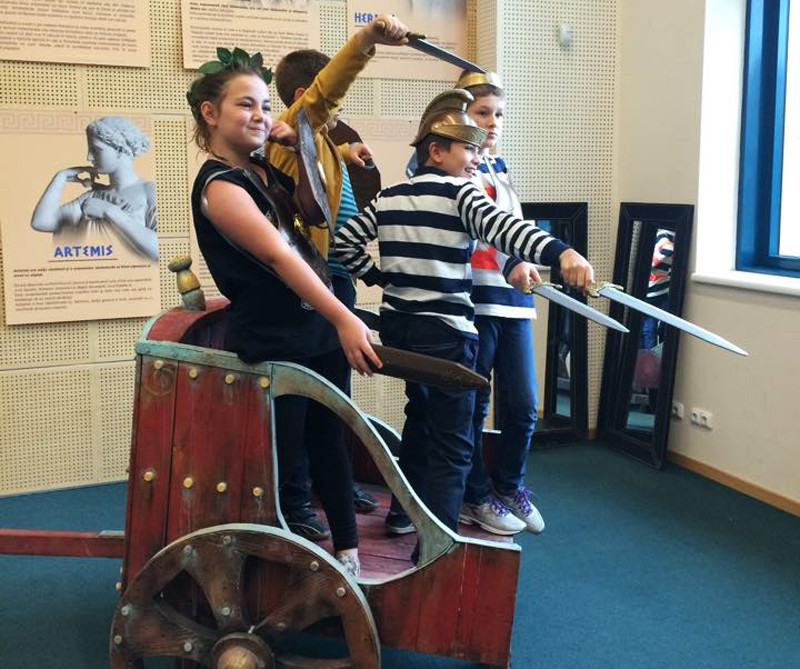 Expozitia unde copiii pot urca in Calul Troian sau bate moneda. "Aici pot pune mana pe orice"