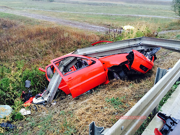 Accident oribil in judetul Vaslui, din cauza ploii. Soferul unei masini a fost taiat in doua de parapetul de pe sosea