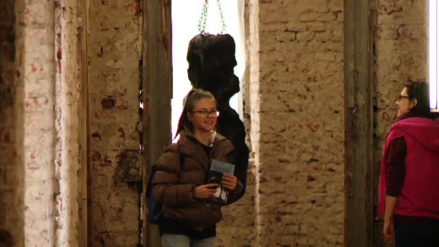 Expozitie de arta, intr-o cazarma parasita. Unde puteti vedea operele celui mai apreciat artist roman al momentului