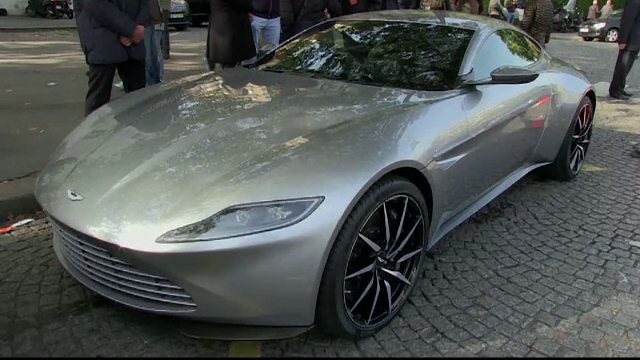 Masinile care au inspirat filmele James Bond, intr-o parada inedita pe Champs Elysee. Ce model a atras atentia francezilor