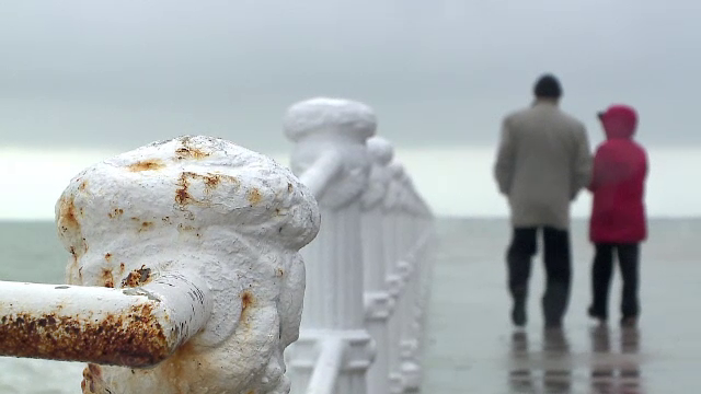 Furtuna puternica pe litoral. Valurile au peste trei metri inaltime, iar temperatura resimtita este aproape de zero grade