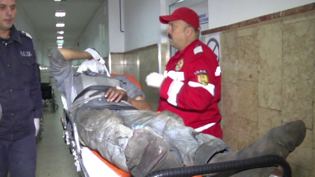 A vrut sa stinga un incendiu, dar i-au luat foc fata si mainile. In ce stare este acum un muncitor de la o statie de betoane