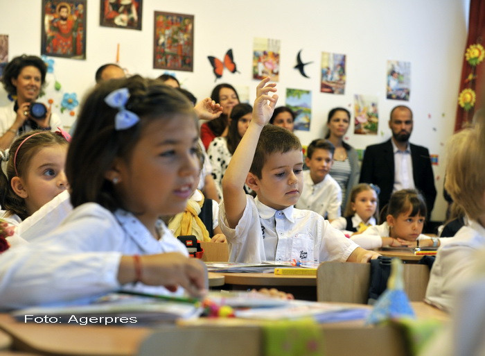 Profesorul de sport care a fotografiat trei eleve in vestiar, sanctionat cu reducerea salariului cu 10% pe trei luni