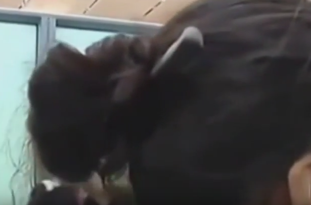 Motivul incredibil pentru care o femeie a incercat sa urce in avion cu un cutit ascuns in par. Cum a fost prinsa