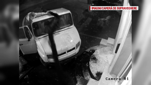 Proteste "murdare" la Chisinau. Trei tone de fecale au fost varsate pe scarile sediului PLDM