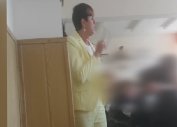 Ancheta in cazul elevei trimise acasa din cauza fustei. Parintele reclama ca gestul i-ar fi putut pune viata in pericol