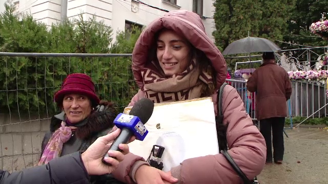 Peste 90.000 de pelerini, la moastele Sfintei Parascheva. O fata de 17 ani s-a rugat sa se poata reintoarce la scoala