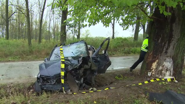 O soferita din Dambovita a fost la un pas sa-si piarda viata. Masina pe care o conducea s-a izbit violent de un copac