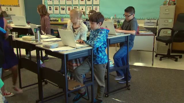 O scoala din SUA a renuntat la scaunele de la banci. Elevii stau in picioare ca sa se concentreze mai bine