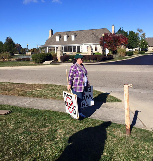 O femeie din SUA a iesit sa protesteze impotriva musulmanilor, in fata unei moschei. Ce a urmat este cu adevarat uimitor