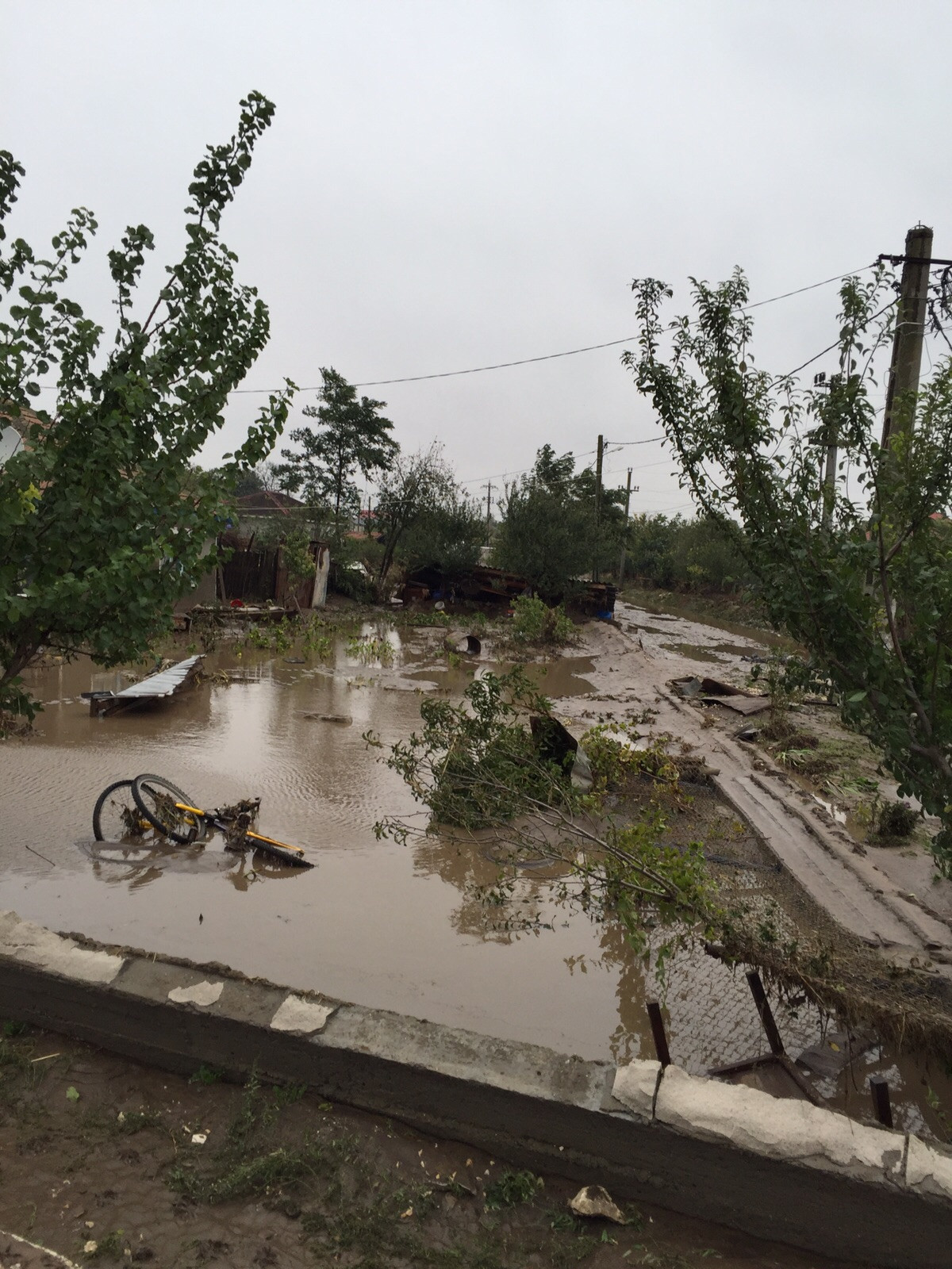 Inundatii puternice in Constanta. Circulatia intre Navodari si Corbu, inchisa dupa ce zeci de masini au fost luate de ape