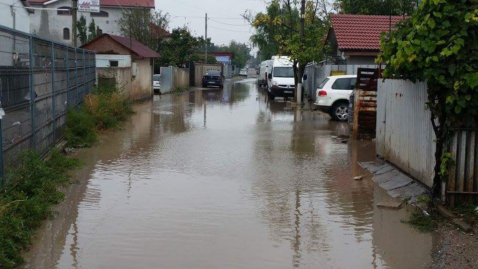 Cum arata o strada din Galati in momentul cand ploua. Localnicii, nevoiti sa mearga printr-un "lac" pentru a ajunge in oras