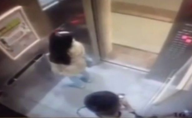 Momentul in care o femeie este atacata de un necunoscut in lift, surprins de camerele de supraveghere. VIDEO